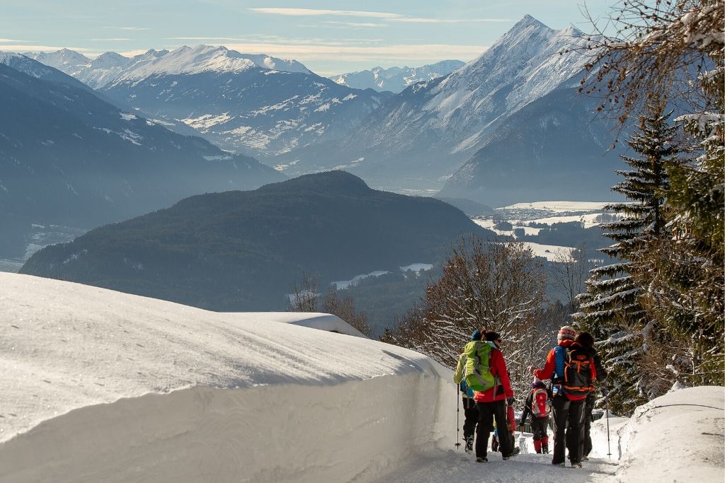 Wanderer auf Winterwanderweg mit Inntalblick in Seefeld