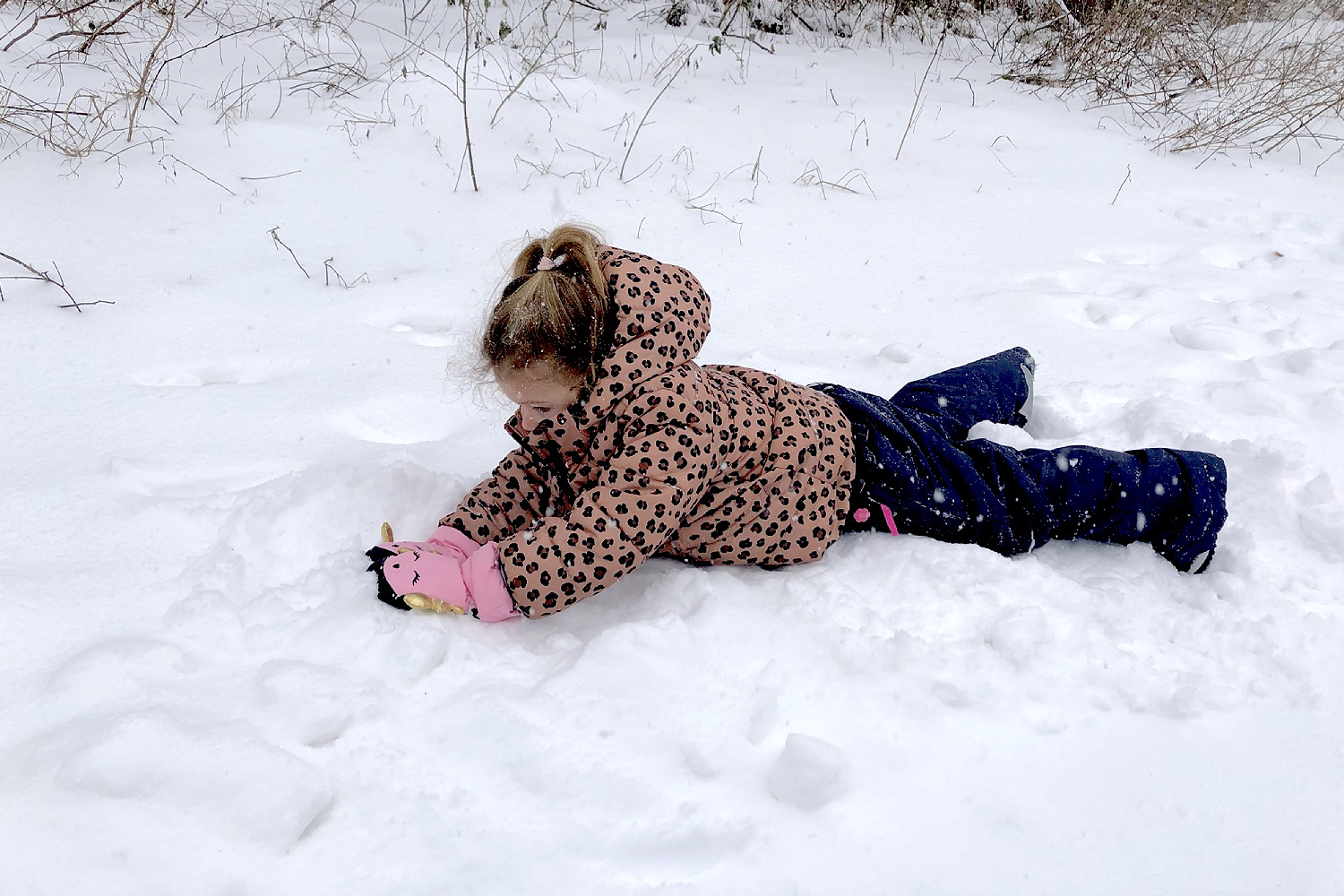 spielendes Kind im Schnee