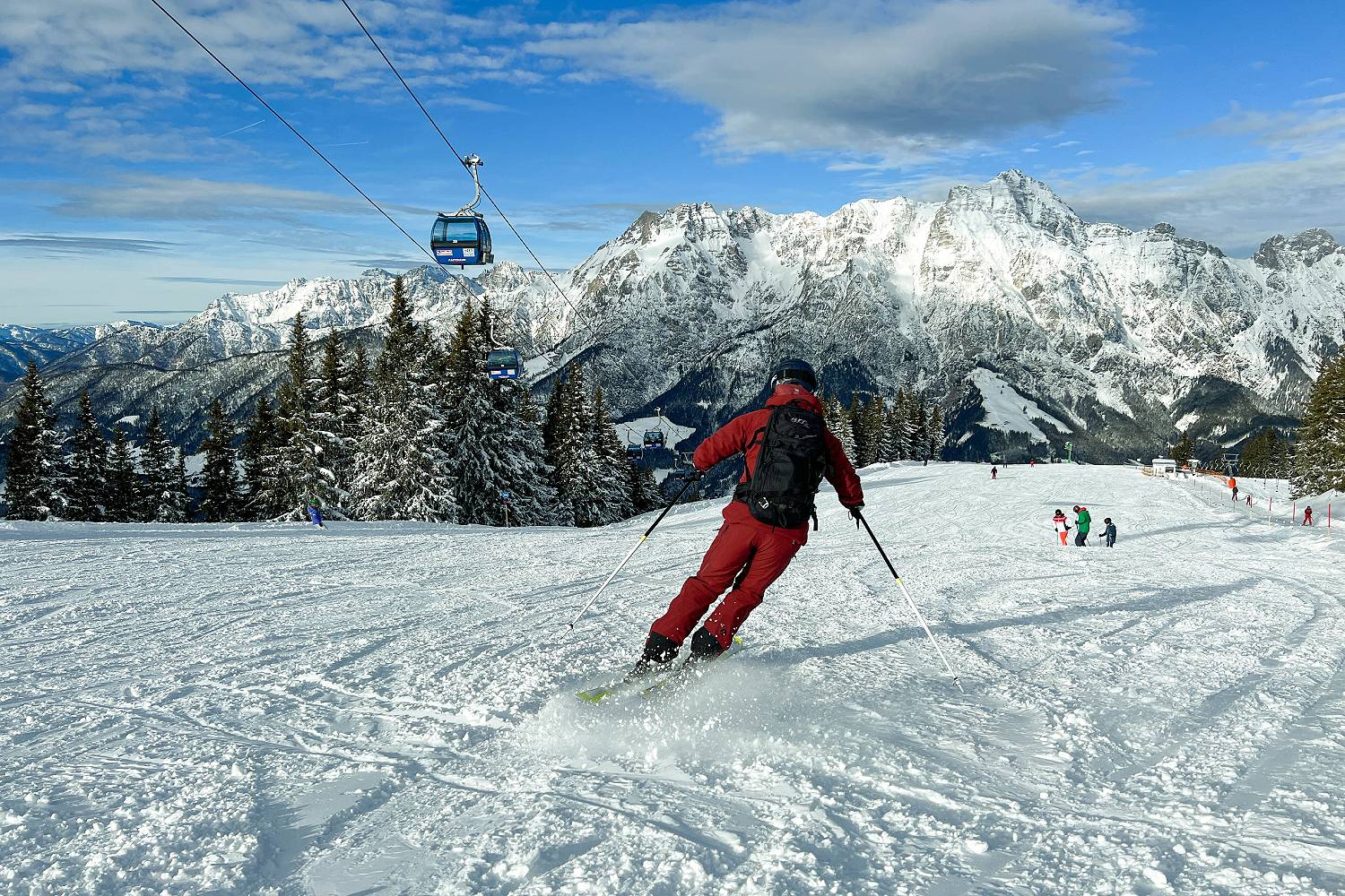 Skifahren mit Blick auf Bergpanorama