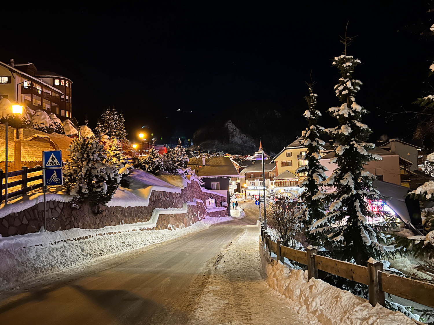 Das Dorf Selva Wolkenstein im Winter
